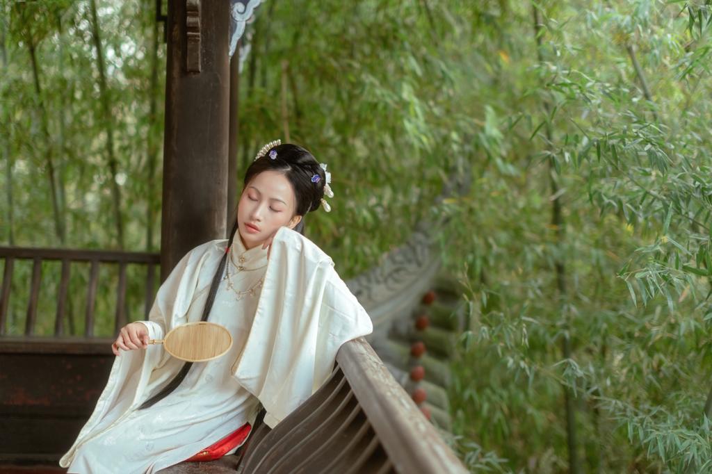 白衣红裙古装美女手执罗扇私拍