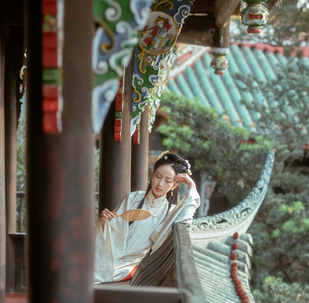 白衣红裙古装美女手执罗扇私拍