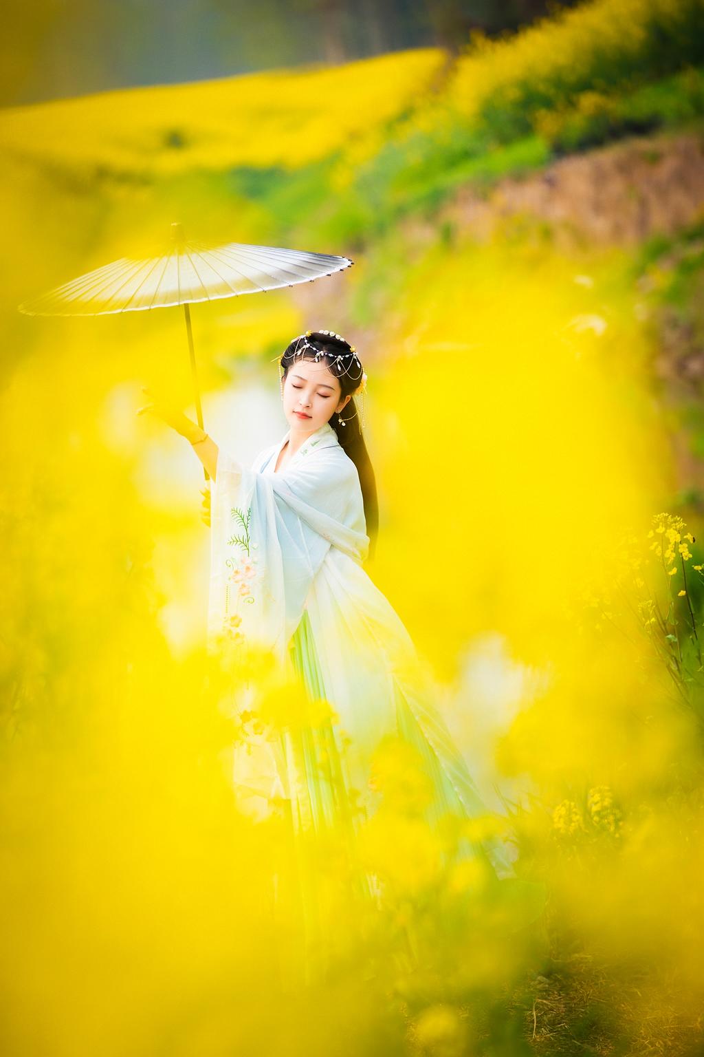 油菜花田汉服美女唯美古风摄影