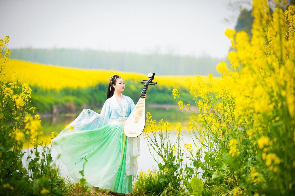 油菜花田汉服美女唯美古风摄影