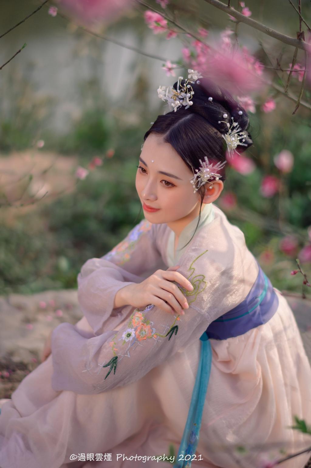 汉服美女巧笑倩兮美目盼兮图片