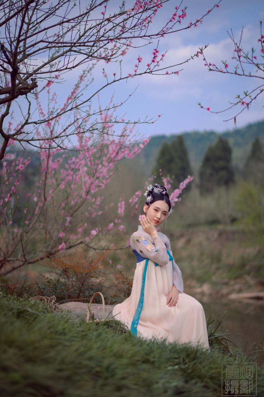 汉服美女巧笑倩兮美目盼兮图片