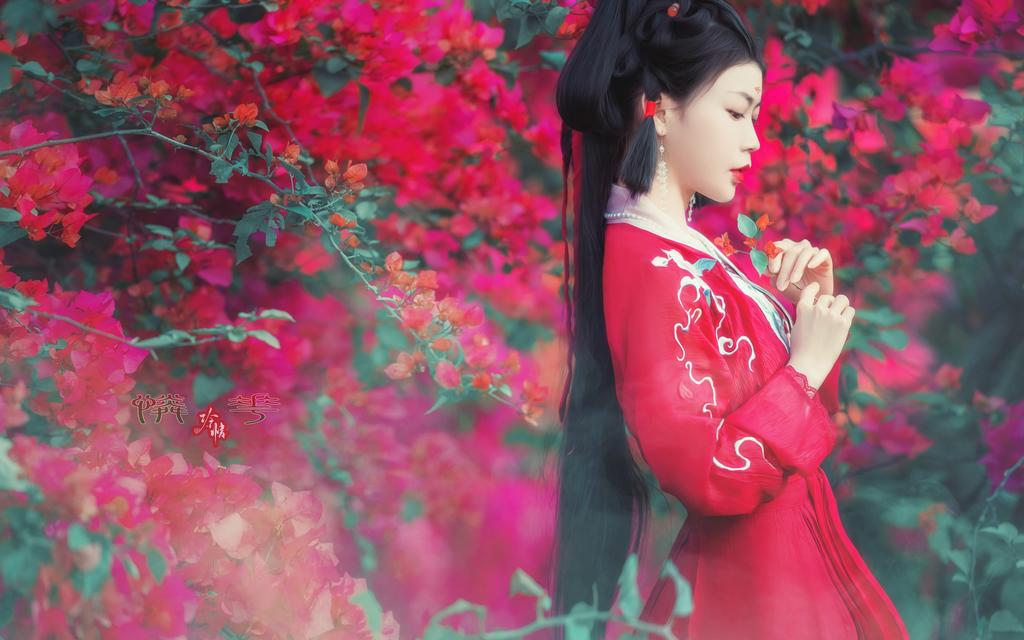 红唇雪肤古装美女漫步花海写真