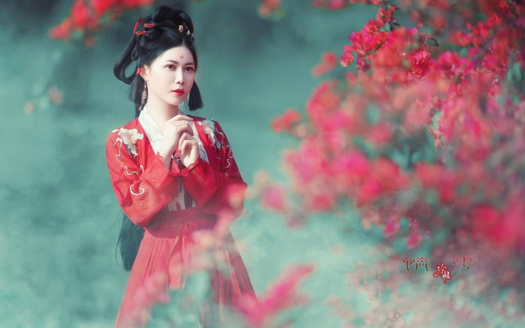 红唇雪肤古装美女漫步花海写真