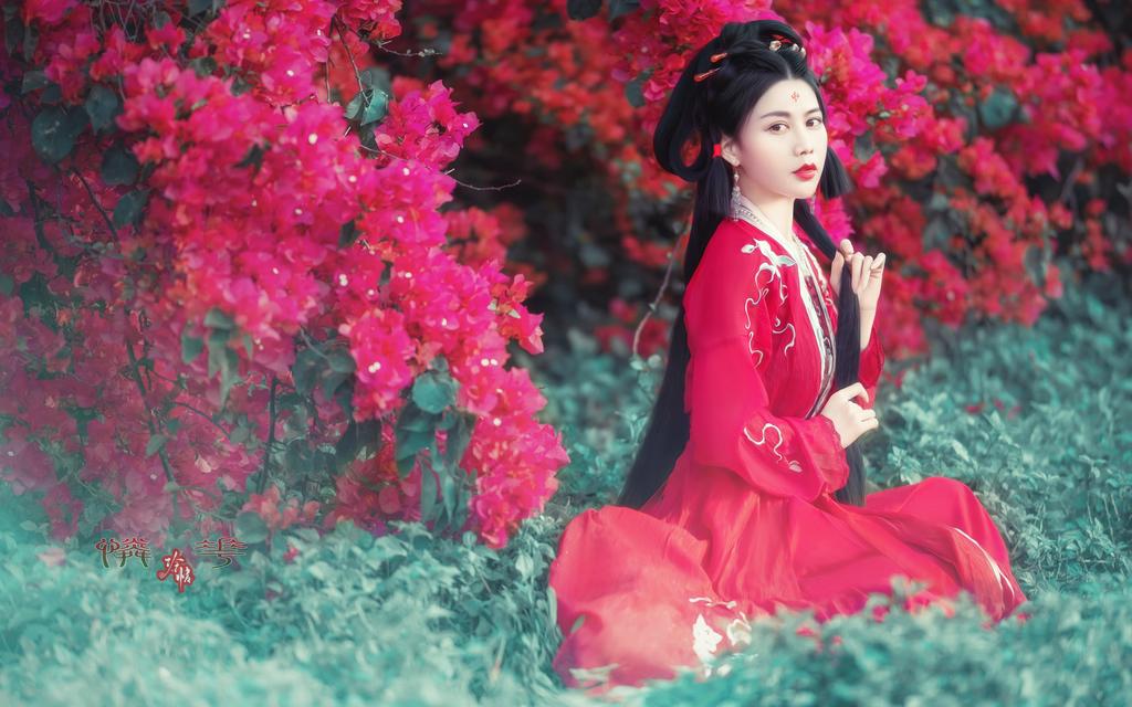 红唇雪肤古装美女漫步花海写真