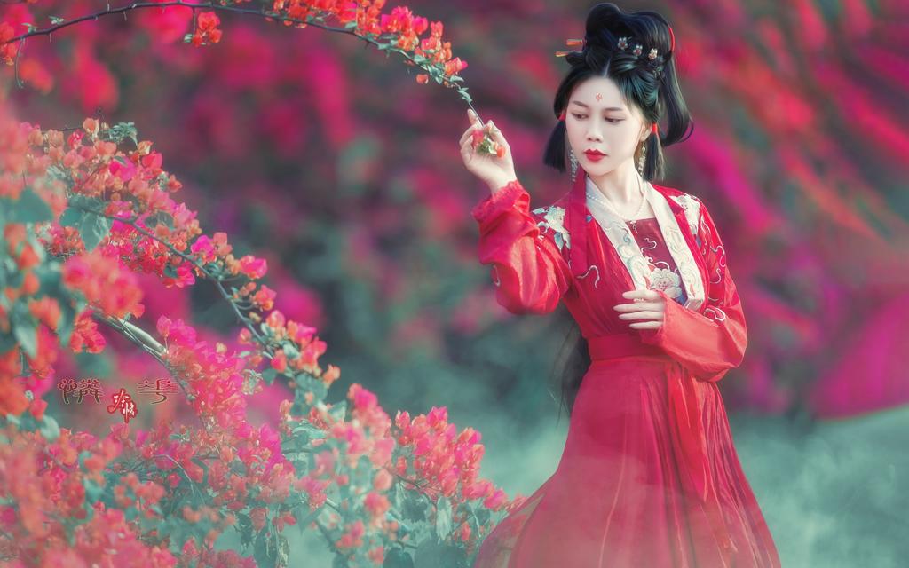 红唇雪肤古装美女漫步花海写真
