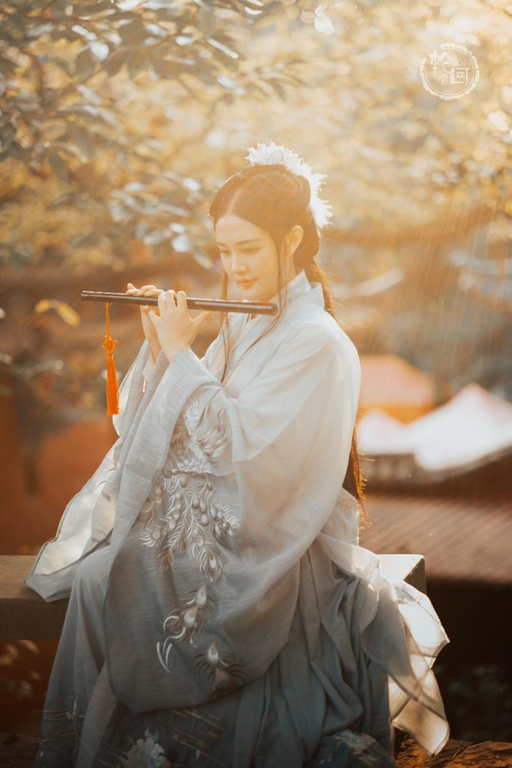 古装美女精致侧颜唯美逆光摄影