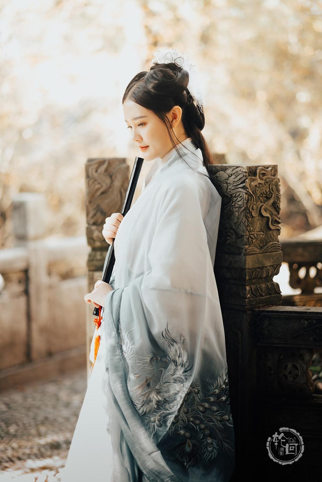 古装美女精致侧颜唯美逆光摄影