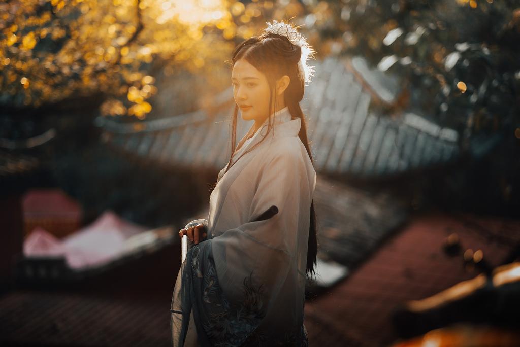 古装美女精致侧颜唯美逆光摄影