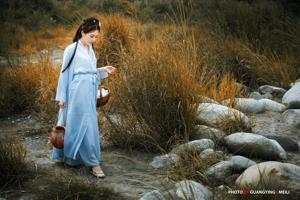 古装美女长发及腰清新脱俗写真