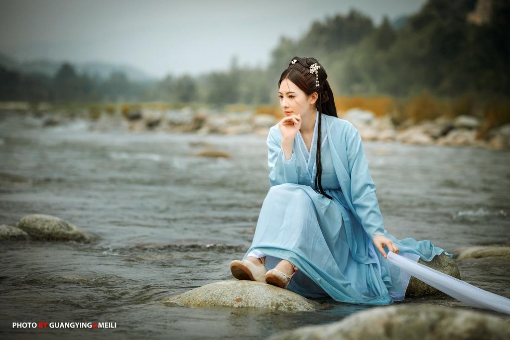 古装美女长发及腰清新脱俗写真