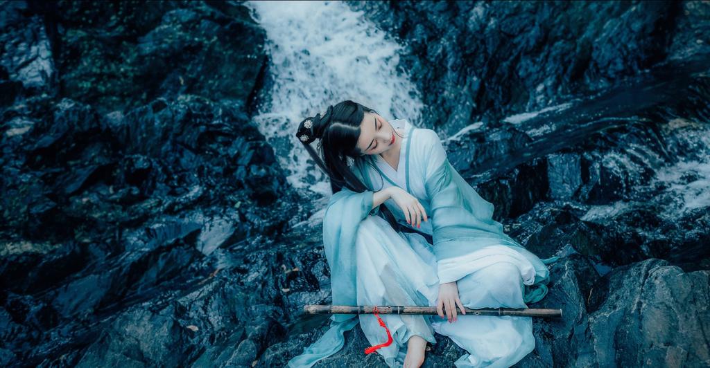 黑长直发古装美女红唇雪肤美图