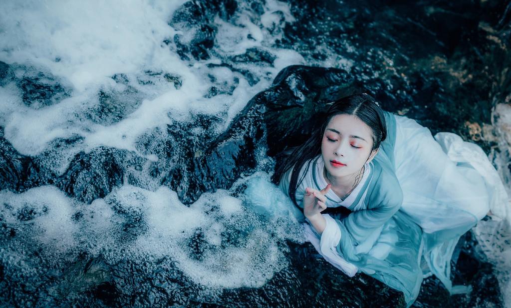 黑长直发古装美女红唇雪肤美图