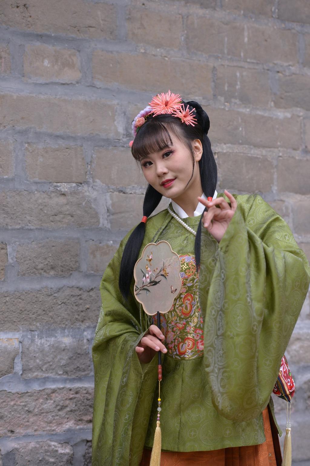 汉服美女手执罗扇风韵犹存美图