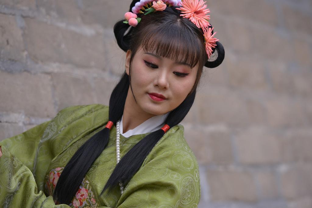 汉服美女手执罗扇风韵犹存美图