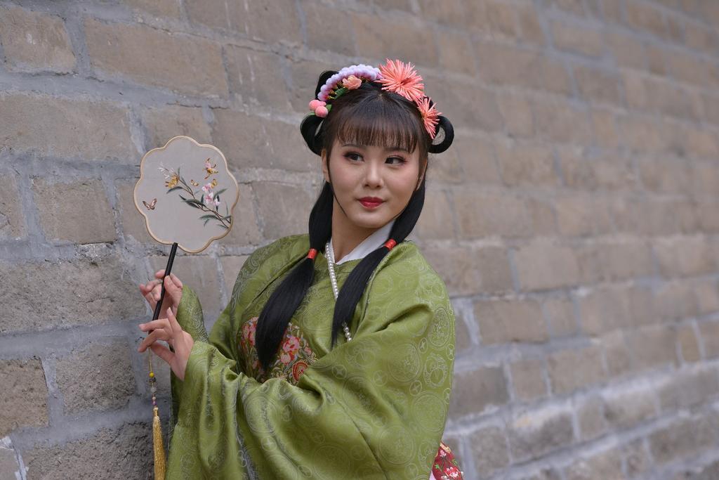 汉服美女手执罗扇风韵犹存美图