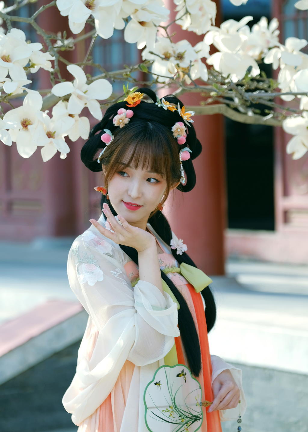 汉服美女樱花树下眉开眼笑写真