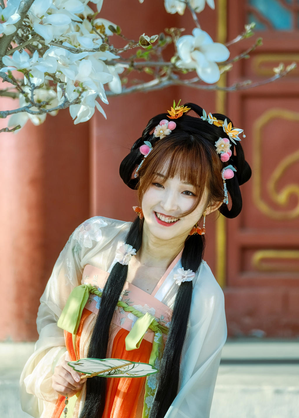 汉服美女樱花树下眉开眼笑写真