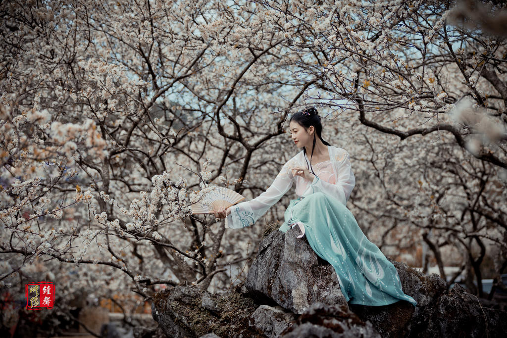 古装美女樱花树下唯美浪漫写真