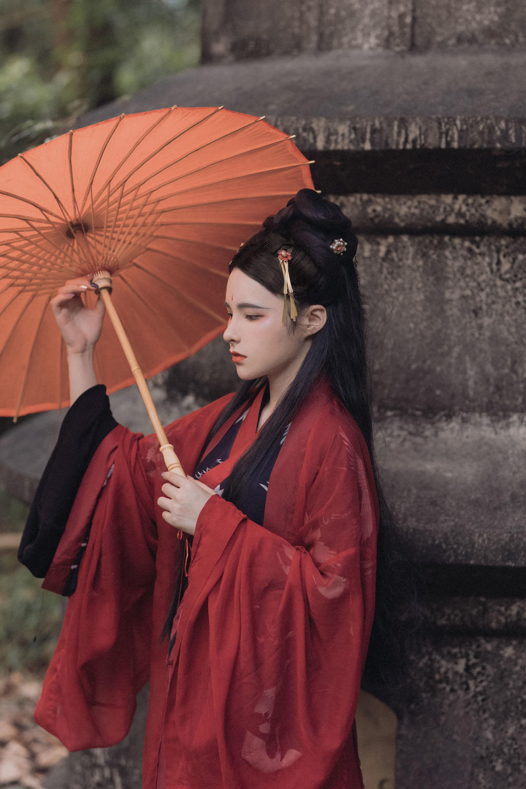 红装美女长发及腰美艳动人私拍