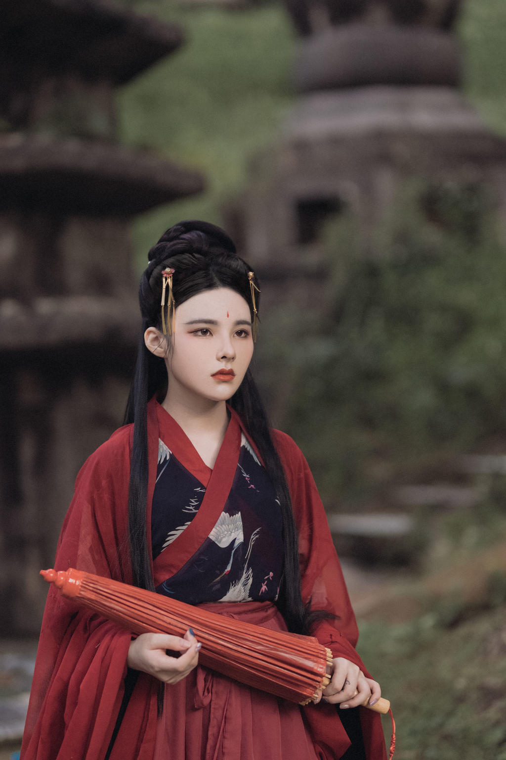 红装美女长发及腰美艳动人私拍