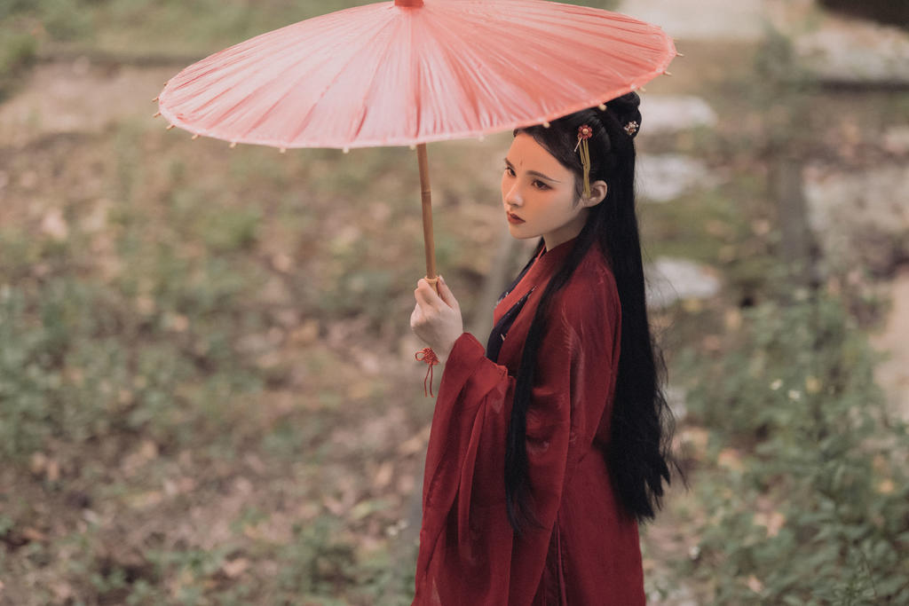 红装美女长发及腰美艳动人私拍