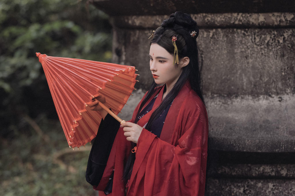 红装美女长发及腰美艳动人私拍