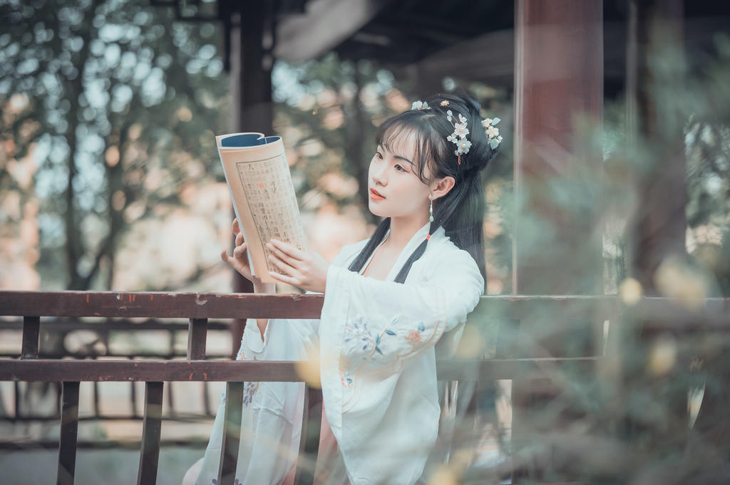 汉服美女饱读诗书气质文雅写真