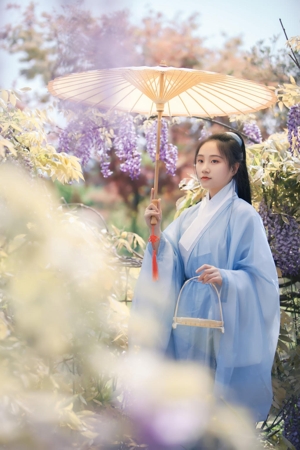 古装美女手撑油伞漫步紫藤美图