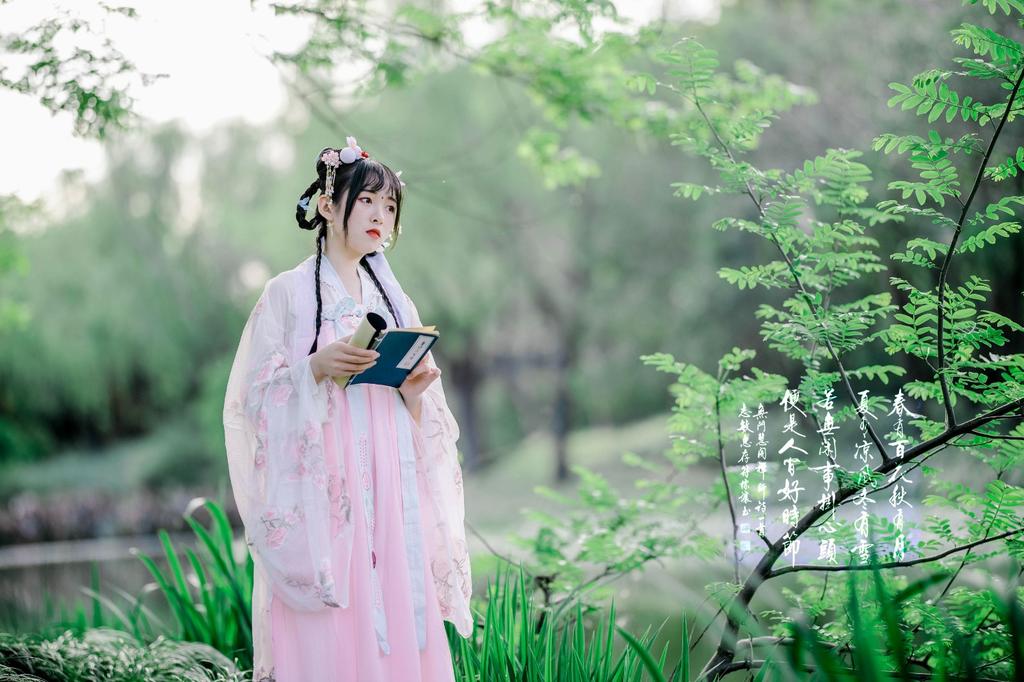 古装美女面若桃花身似扶柳图片