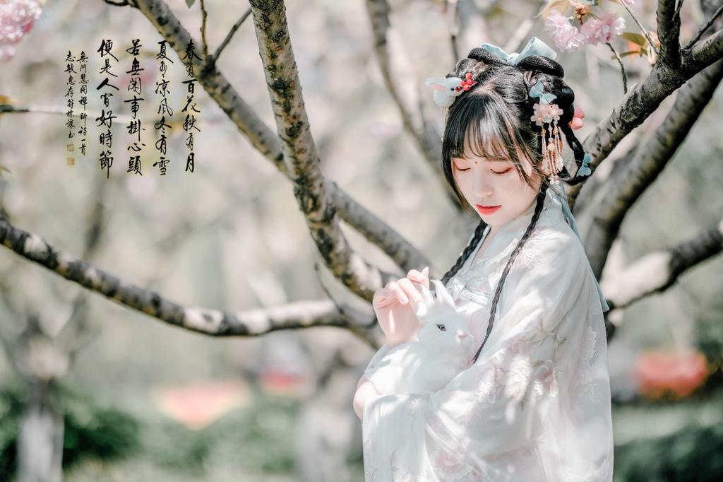 古装美女面若桃花身似扶柳图片