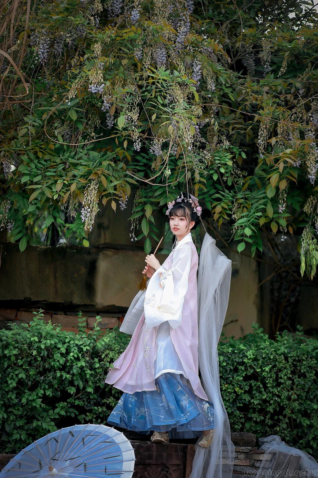 娇小玲珑汉服美女裙摆飞扬写真