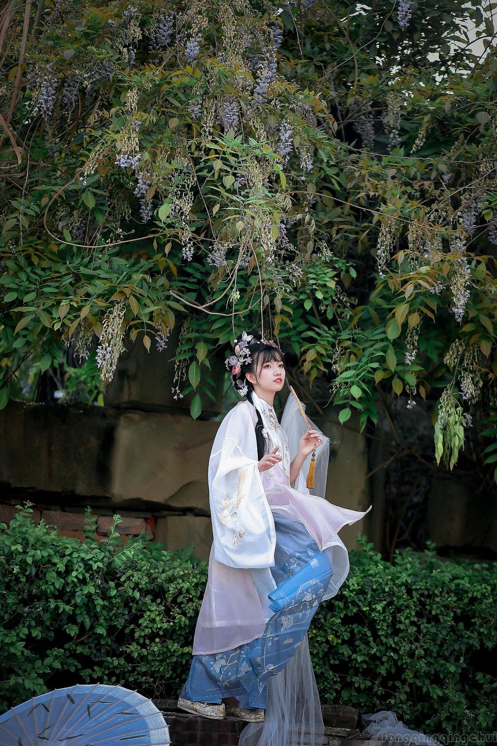 娇小玲珑汉服美女裙摆飞扬写真