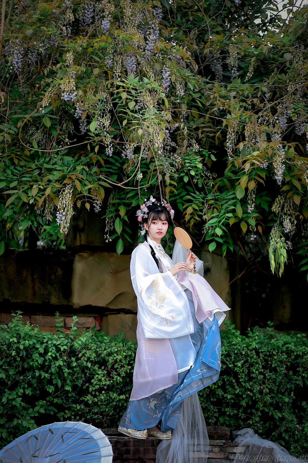 娇小玲珑汉服美女裙摆飞扬写真