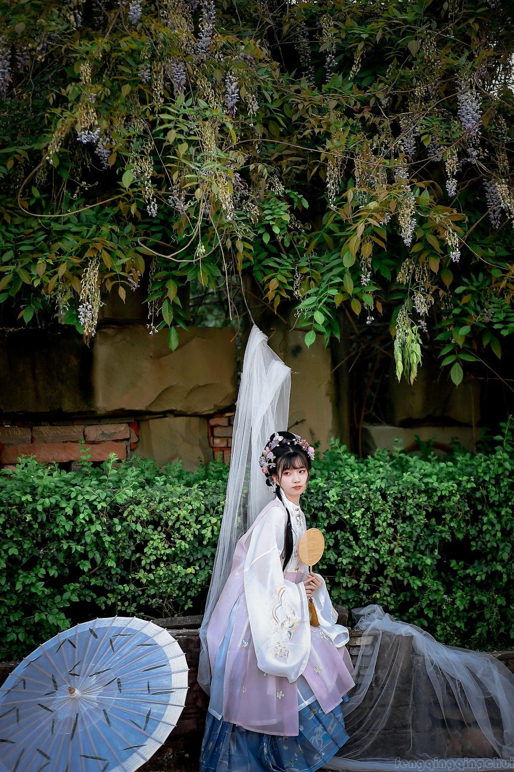 娇小玲珑汉服美女裙摆飞扬写真