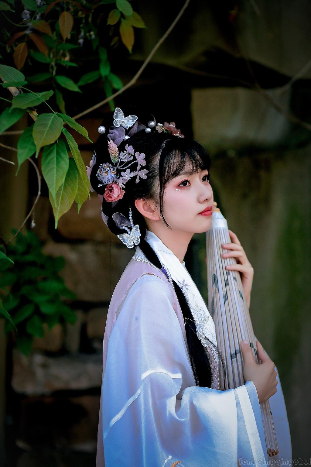 娇小玲珑汉服美女裙摆飞扬写真