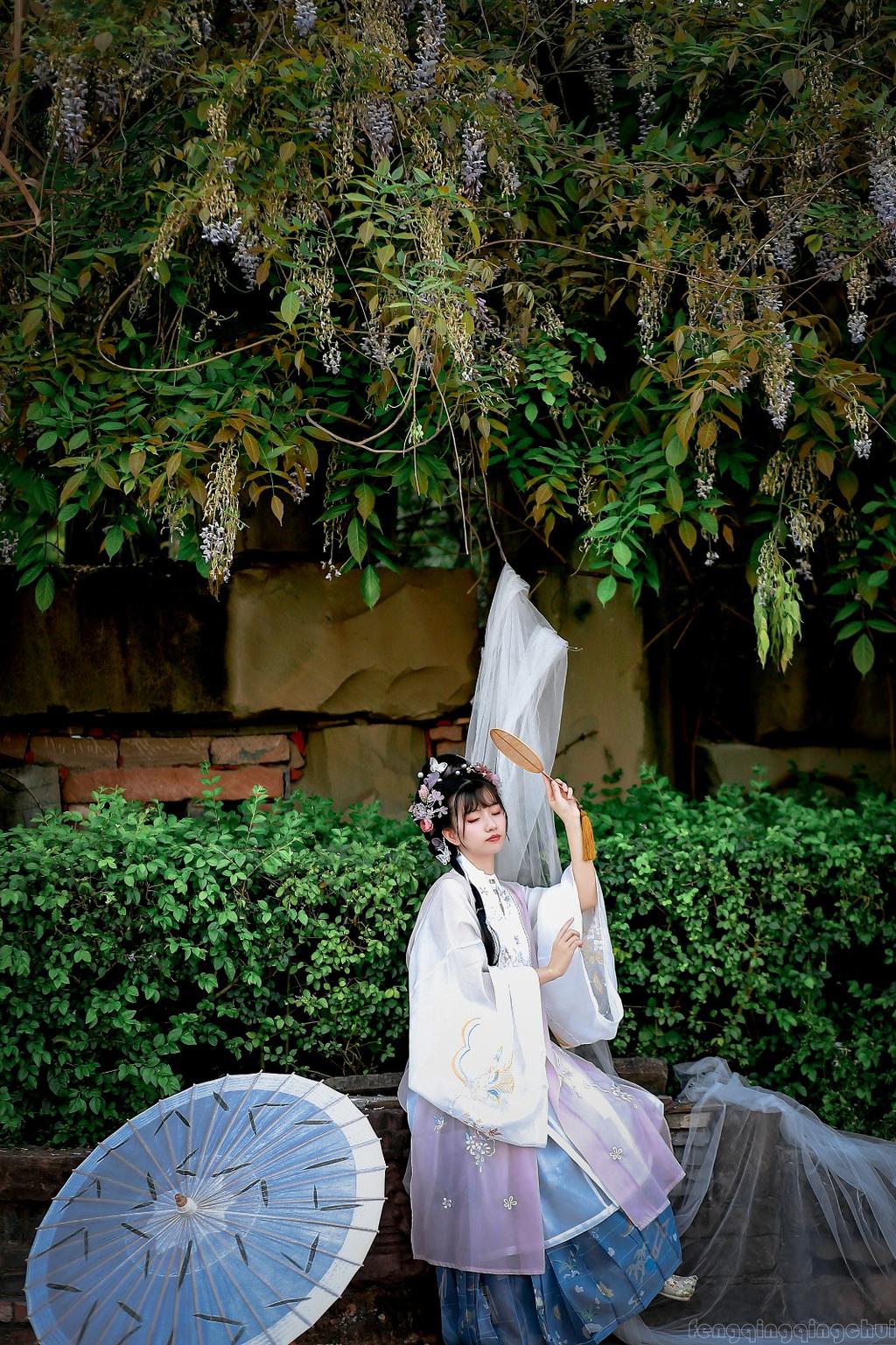 娇小玲珑汉服美女裙摆飞扬写真