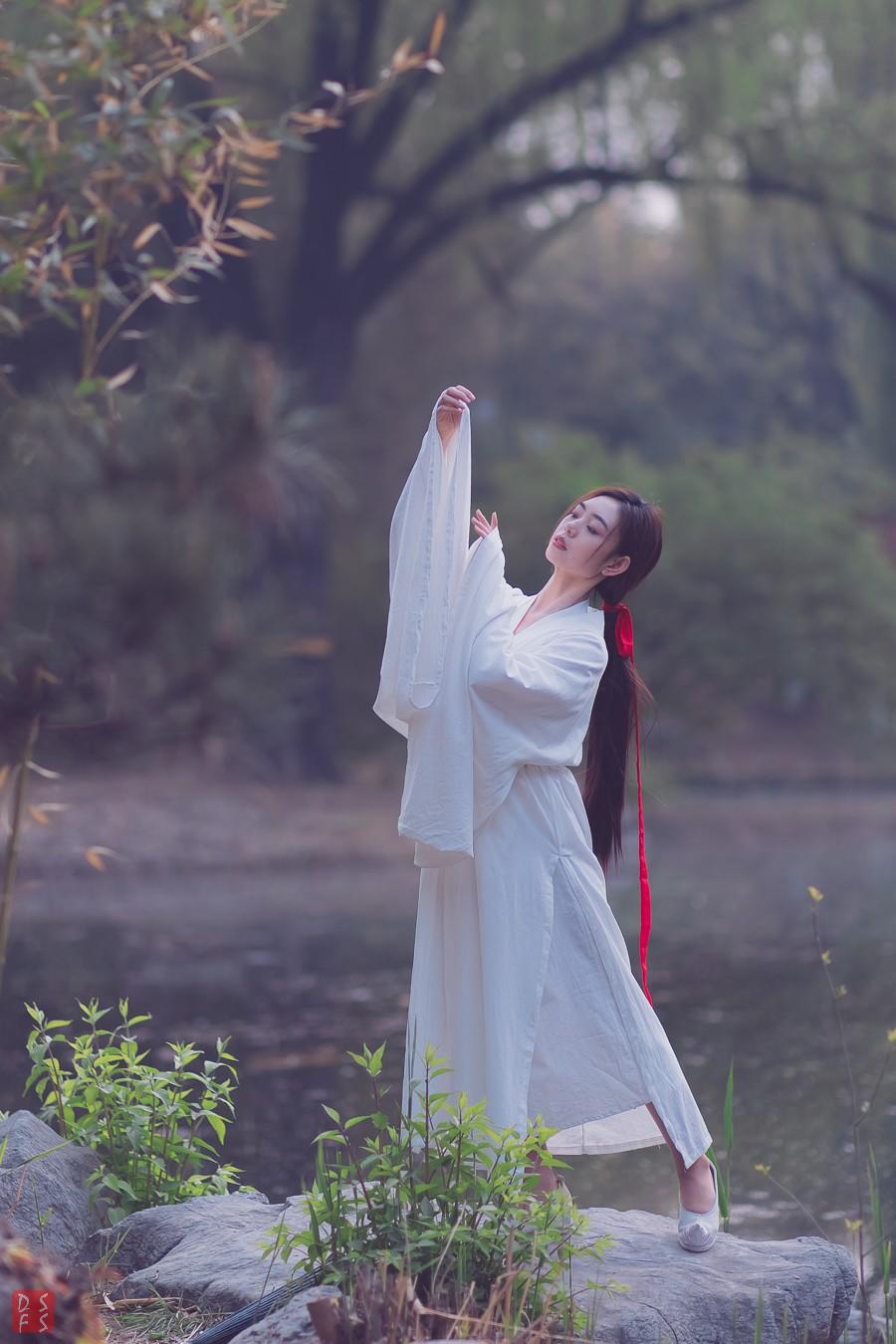 白衣古装美女园林翩翩起舞美图