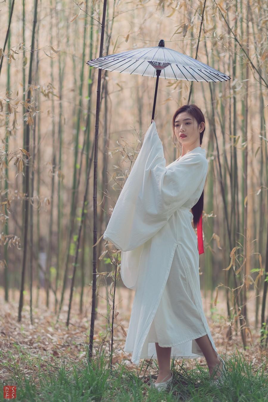 白衣古装美女园林翩翩起舞美图