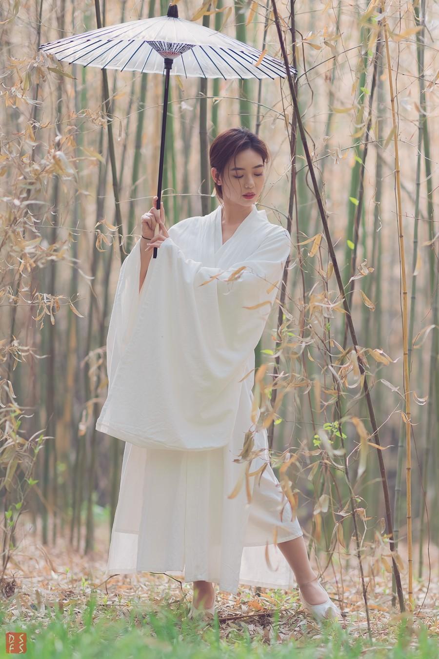 白衣古装美女园林翩翩起舞美图