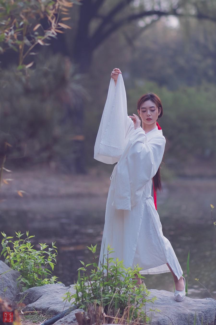 白衣古装美女园林翩翩起舞美图