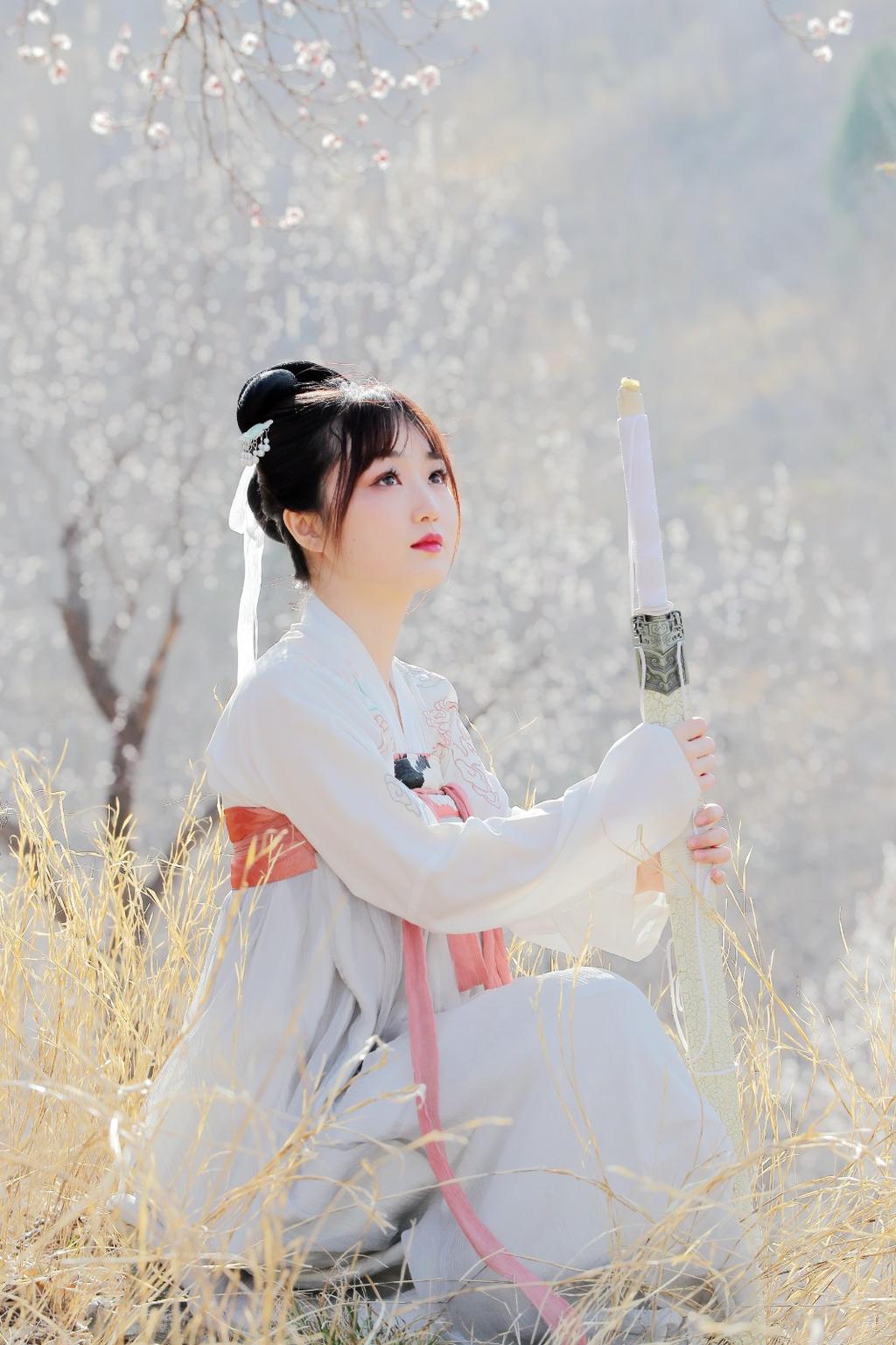 汉服美女樱花树下唯美古风摄影