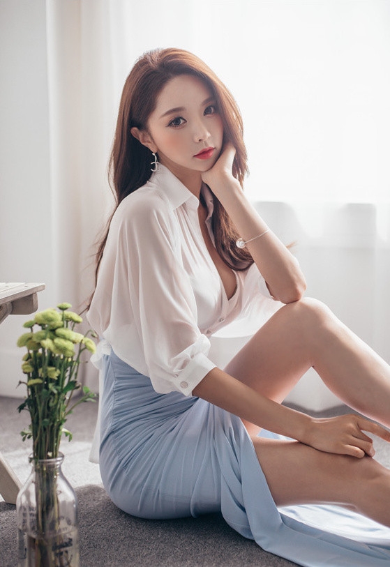 美腿美女翘臀诱惑人体艺术写真