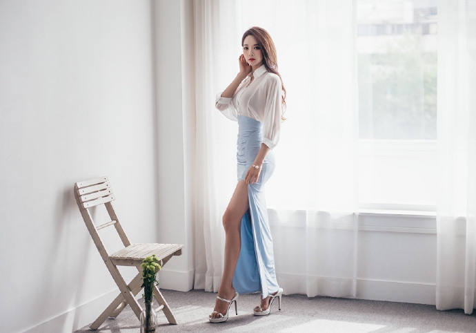 美腿美女翘臀诱惑人体艺术写真