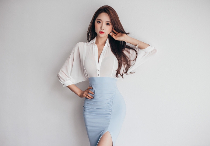 美腿美女翘臀诱惑人体艺术写真