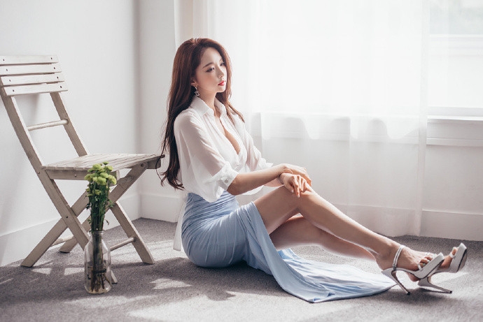 美腿美女翘臀诱惑人体艺术写真