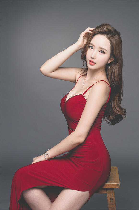 漂亮女人酥胸翘臀人体艺术写真