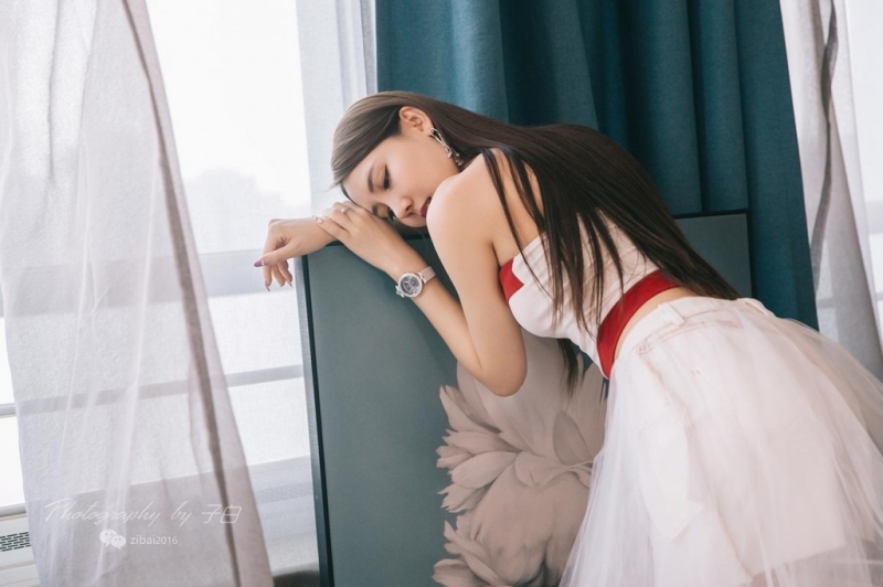 宅男女神香肩美腿人体艺术摄影