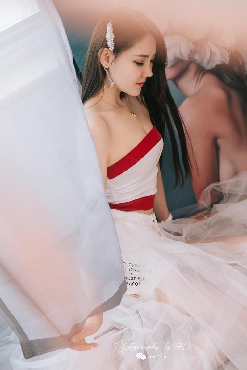 宅男女神香肩美腿人体艺术摄影