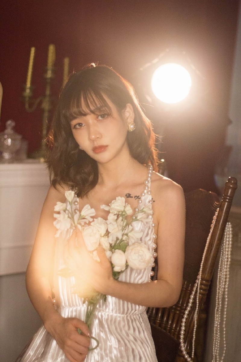 低胸露背裙美少女中国人体艺术